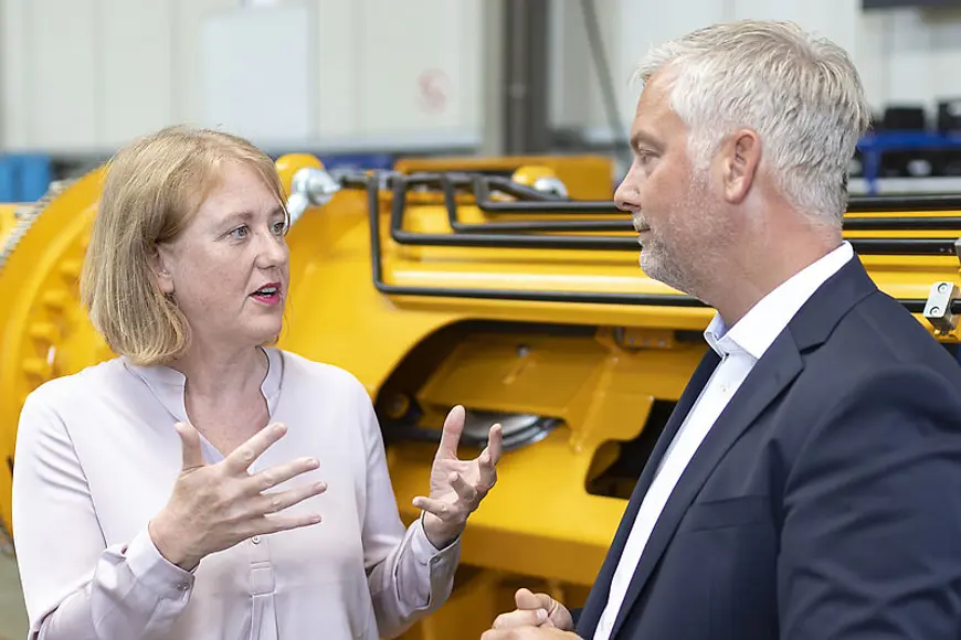 Lisa Paus im Gespräch mit einem Mann