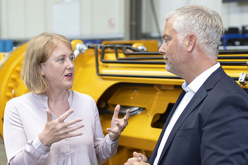 Lisa Paus im Gespräch mit einem Mann