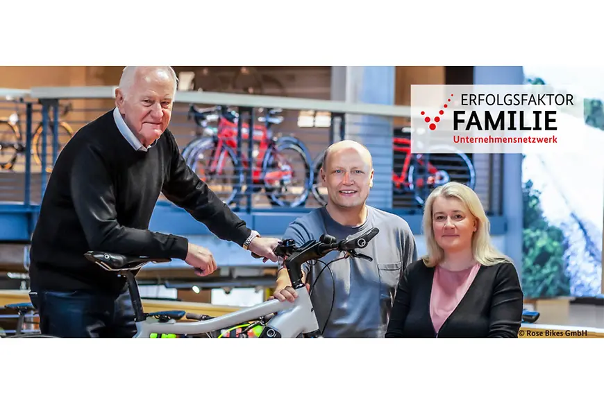 Erwin Rose, Thorsten Heckrath-Rose und Stefanie Rose stehen in einem Fahrradladen