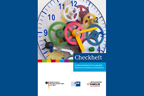 Titelbild der Broschüre "Checkheft - Familienorientierte Personalpolitik" in der Mitte eine Uhr aus Zahnrädern