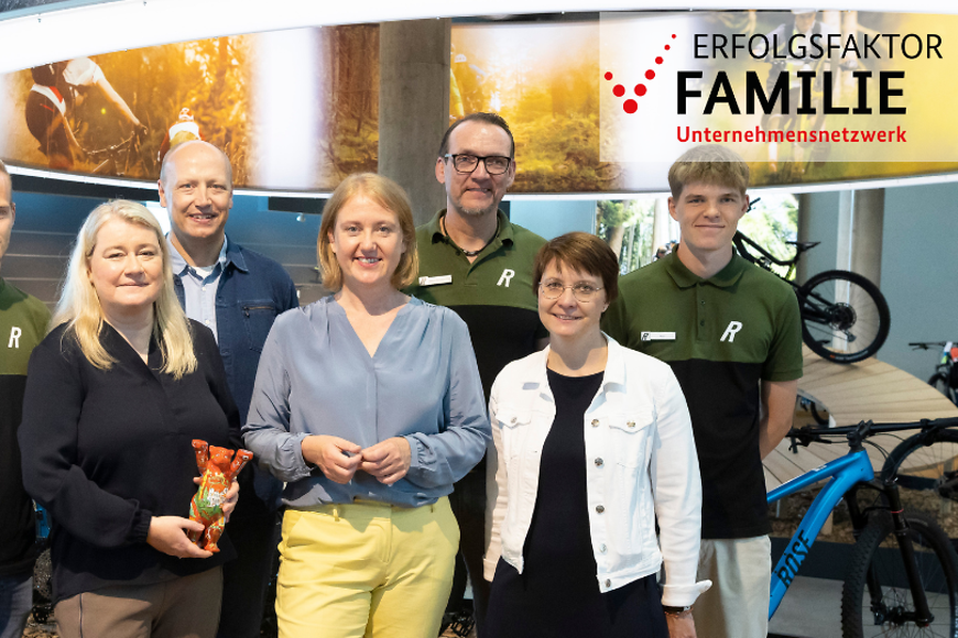 Gruppenbild, in der Mitte Lisa Paus. Oben recht das Logo "Erfolgsfakor Familie" stehen