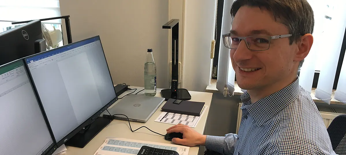 Rainer Ludwig sitzt an seinem Arbeitsplatz