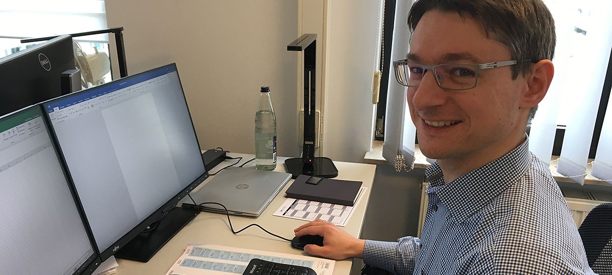 Rainer Ludwig sitzt an seinem Arbeitsplatz