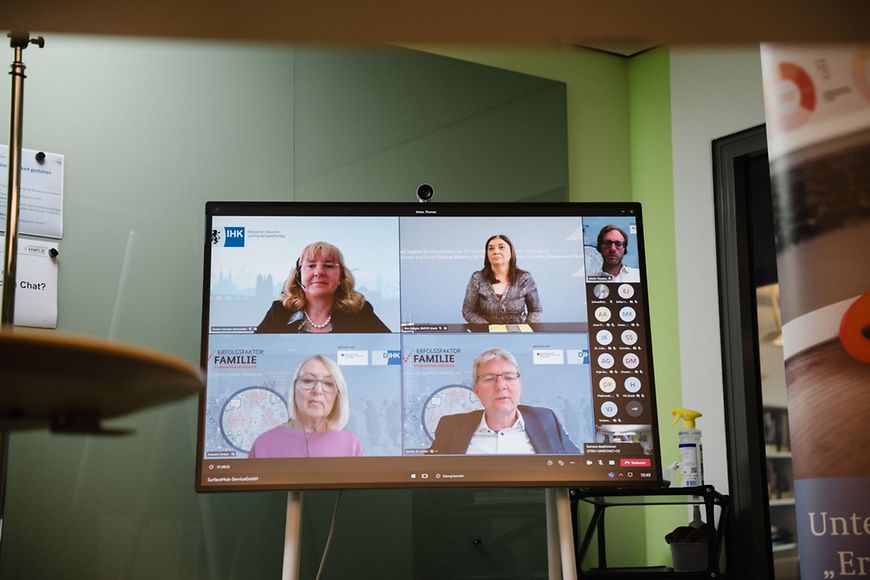 Ein Bildschirm mit einem Microsoft Teams Meeting 