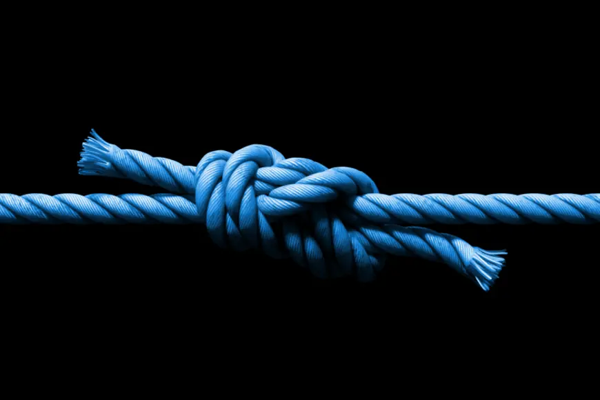 Ein Seil, in der Mitte ein großer Knoten