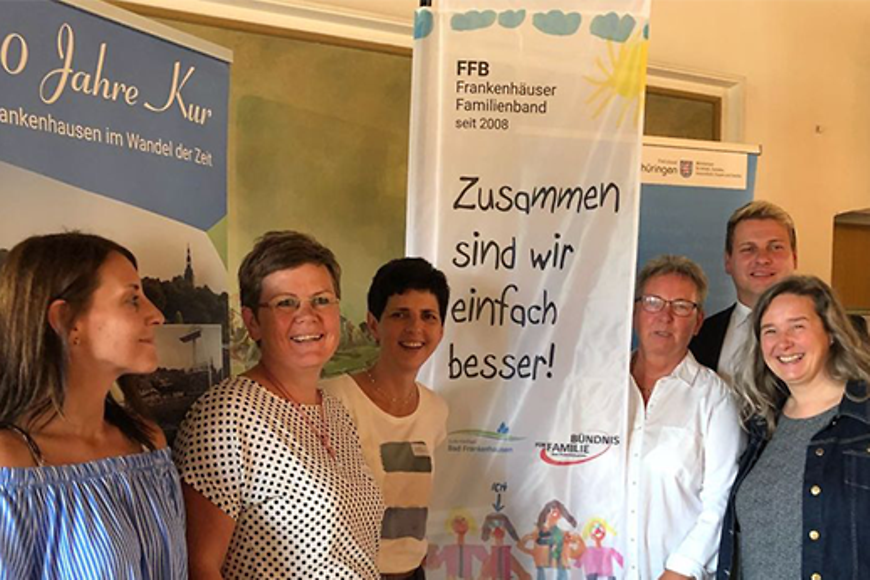 Gruppenfoto vor einem Banner mit der Aufschrift "Zusammen sind wir einfach besser"