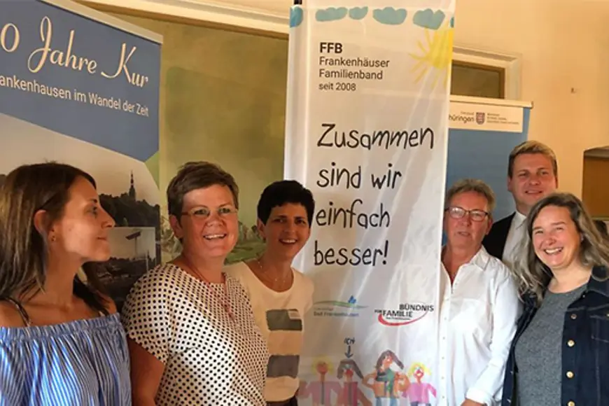 Gruppenfoto vor einem Banner mit der Aufschrift "Zusammen sind wir einfach besser"