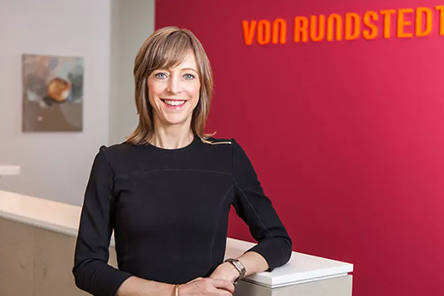 Eine Frau steht vor einer Wand mit der Aufschrift "VON RUNDSTEDT"