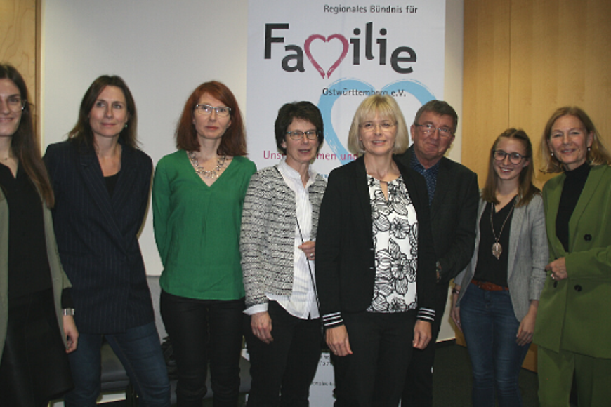 Gruppenfoto, dahinter ein Plakat mit Aufschrift "Familie"