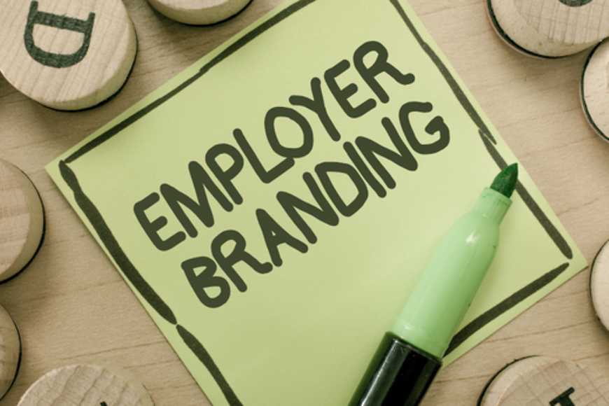 Text "Employer Branding" auf einem Post-It, darüber liegt ein Stift