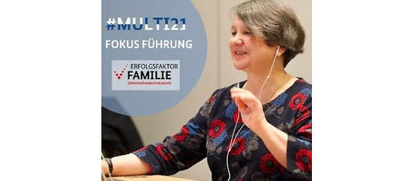 Schriftzug "Fokus Führung #Multi21", darunter das Erfolgsfaktor Familie Logo, rechts davon Frau mit Kopfhörern