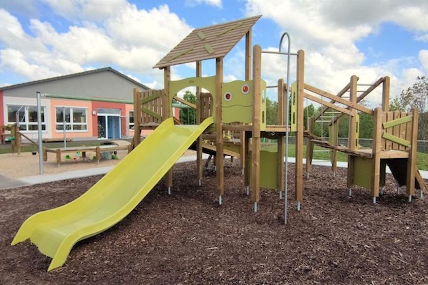 Spielplatz mit Rutsche