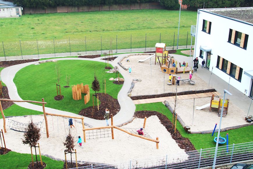Gebäude mit Spielplatz von oben fotografiert