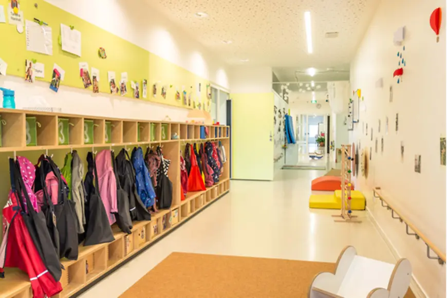 Flur mit aufgehängten Jacken in einem Kindergarten