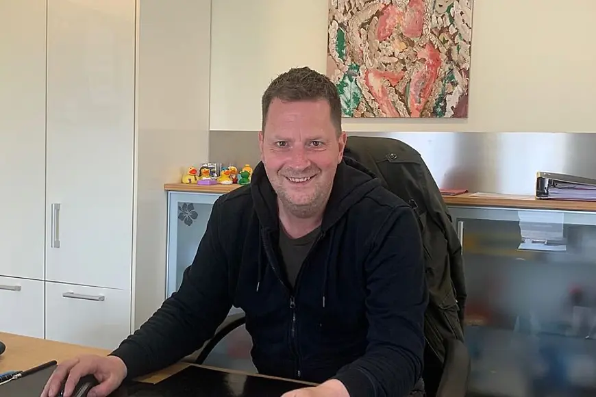 Portrait Marc Detjen am Schreibtisch