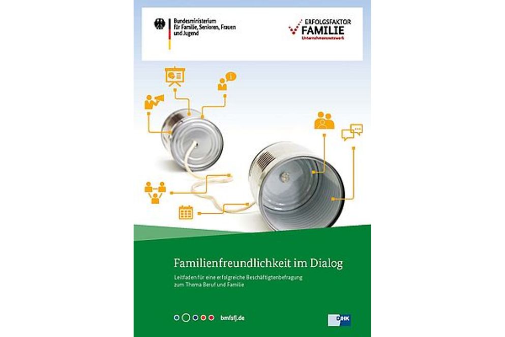 Broschüre mit Aufschrift "Familienfreundlichkeit im Dialog"