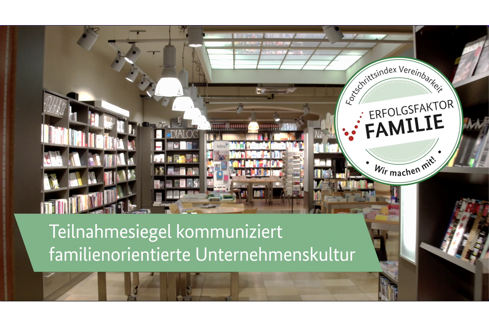 Schriftzug "Teilnahmesiegel kommuniziert familienorientierte Unternehmenskultur", im Hintergrund Bibliothek