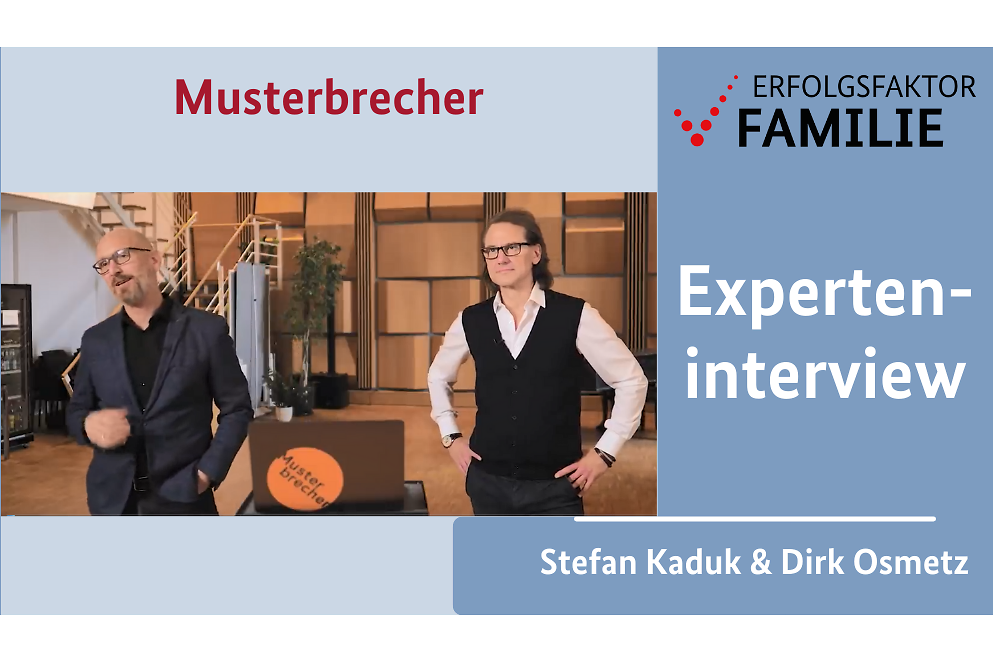 Schriftzug "Experteninterview Stefan Kaduk & Dirk Osmetz", links zwei Personen mit einem Laptop