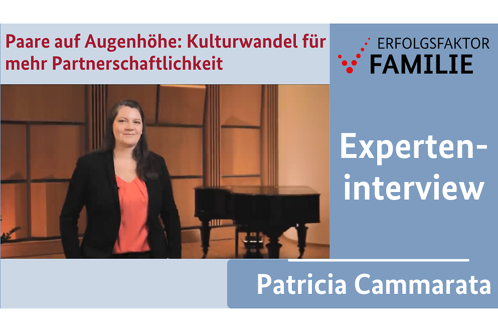Schriftzug "Experteninterview Patricia Cammarata", links davon Frau vor einem Klavier