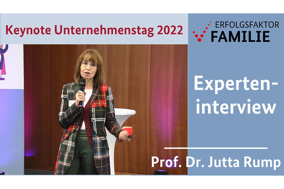Schriftzug "Experteninterview Prof. Dr. Jutta Rump", links davon Frau mit einem Mikrofon