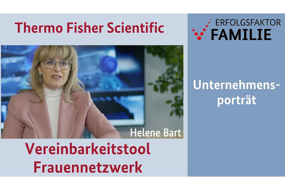 Schriftzug "Thermo Fisher Scientific Vereinbarkeitstool Frauennetzwerk", , links davon Frau vor einem Bildschirm