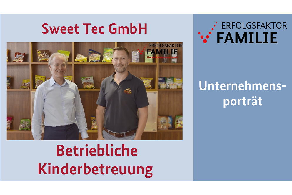 Schriftzug "Sweet Tec GmbH Betriebliche Kinderbetreuung", links davon zwei Männer vor einem Regal mit Süßigkeiten