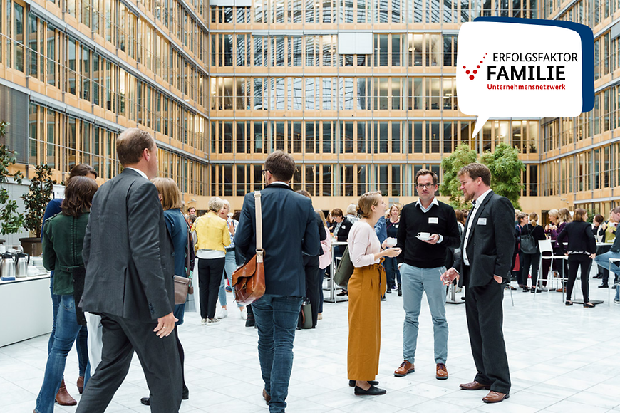 Menschen stehen im Haus der Deutschen Wirtschaft
