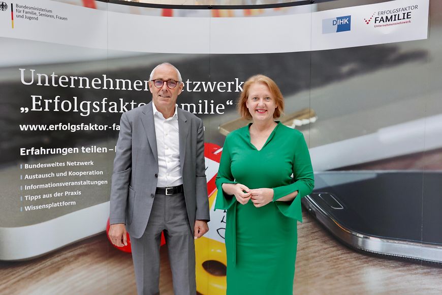 Lisa Paus mit Peter Adrian, Präsident der Deutschen Industrie- und Handelskammer 