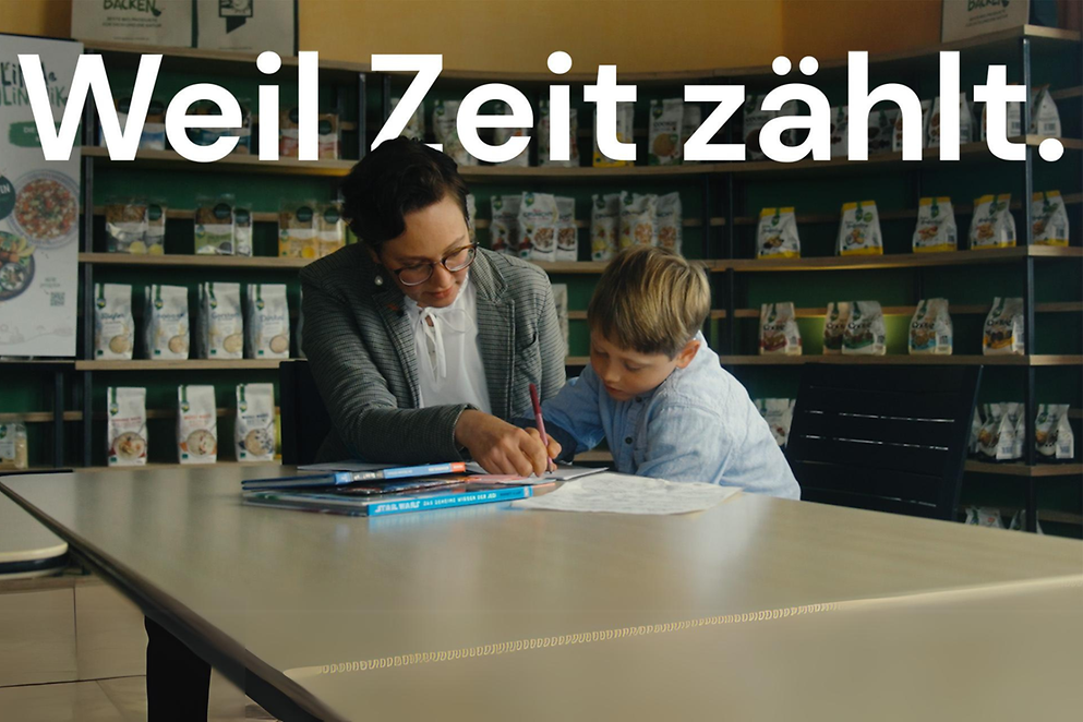 Mutter mit Sohn bei den Hausaufgaben