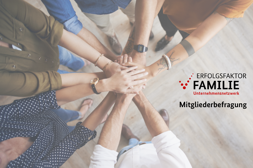Menschen stehen im Kreis und schlagen ihre Hände übereinander