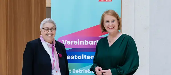 Bundesfamilienministerin Lisa Paus gemeinsam mit der stellvertretenden DGB-Vorsitzenden Elke Hannack