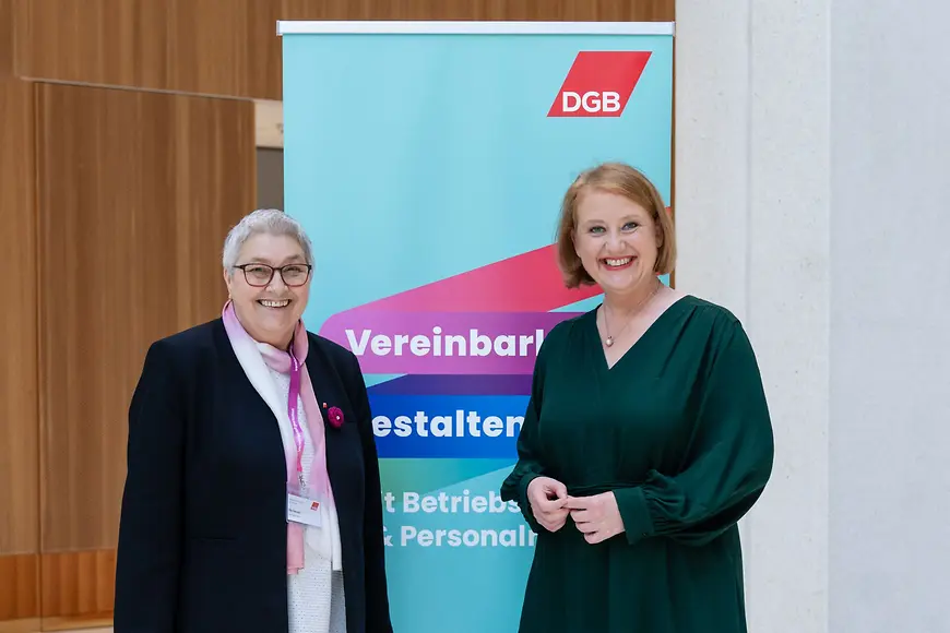 Bundesfamilienministerin Lisa Paus gemeinsam mit der stellvertretenden DGB-Vorsitzenden Elke Hannack