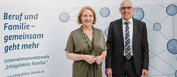 Zu sehen sind die Bundesfamilienministerin Lisa Paus und DIHK-Präsident Peter Adrian