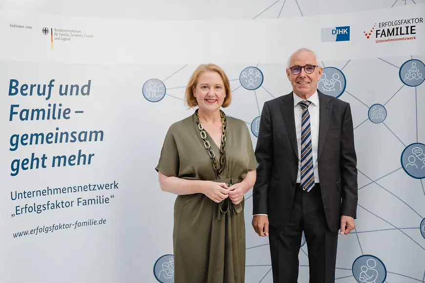 Zu sehen sind die Bundesfamilienministerin Lisa Paus und DIHK-Präsident Peter Adrian