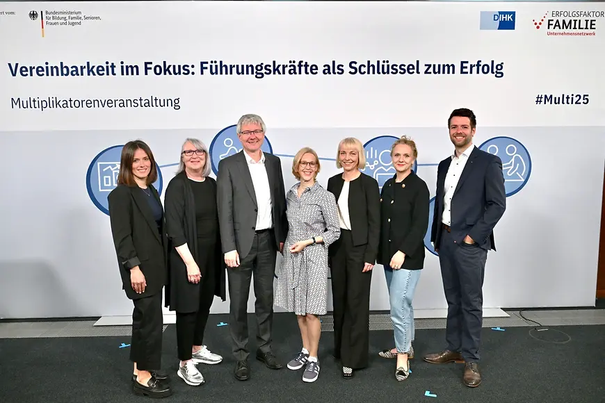 Zu sehen sind 7 Personen, die bei der Multiplikatorenveranstaltung Lösungen für Vereinbarkeit vorstellen