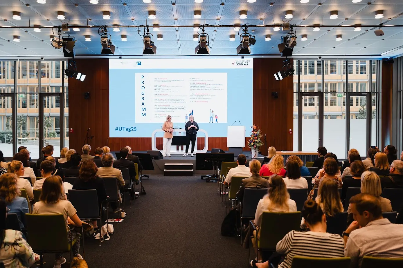 Zwei Frauen stehen vor Publikum