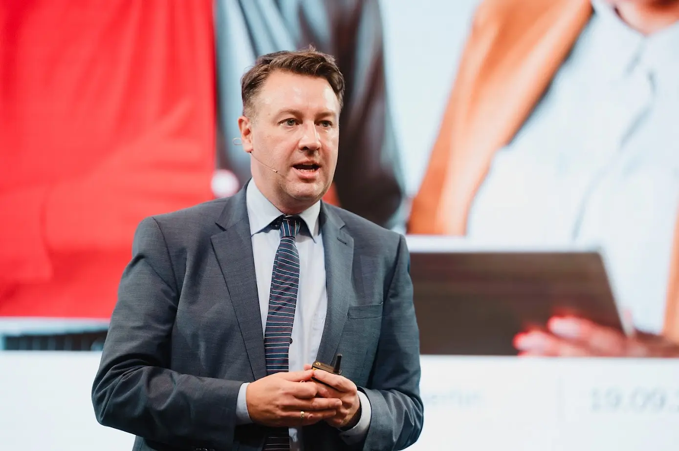 Ein Mann hält einen Vortrag