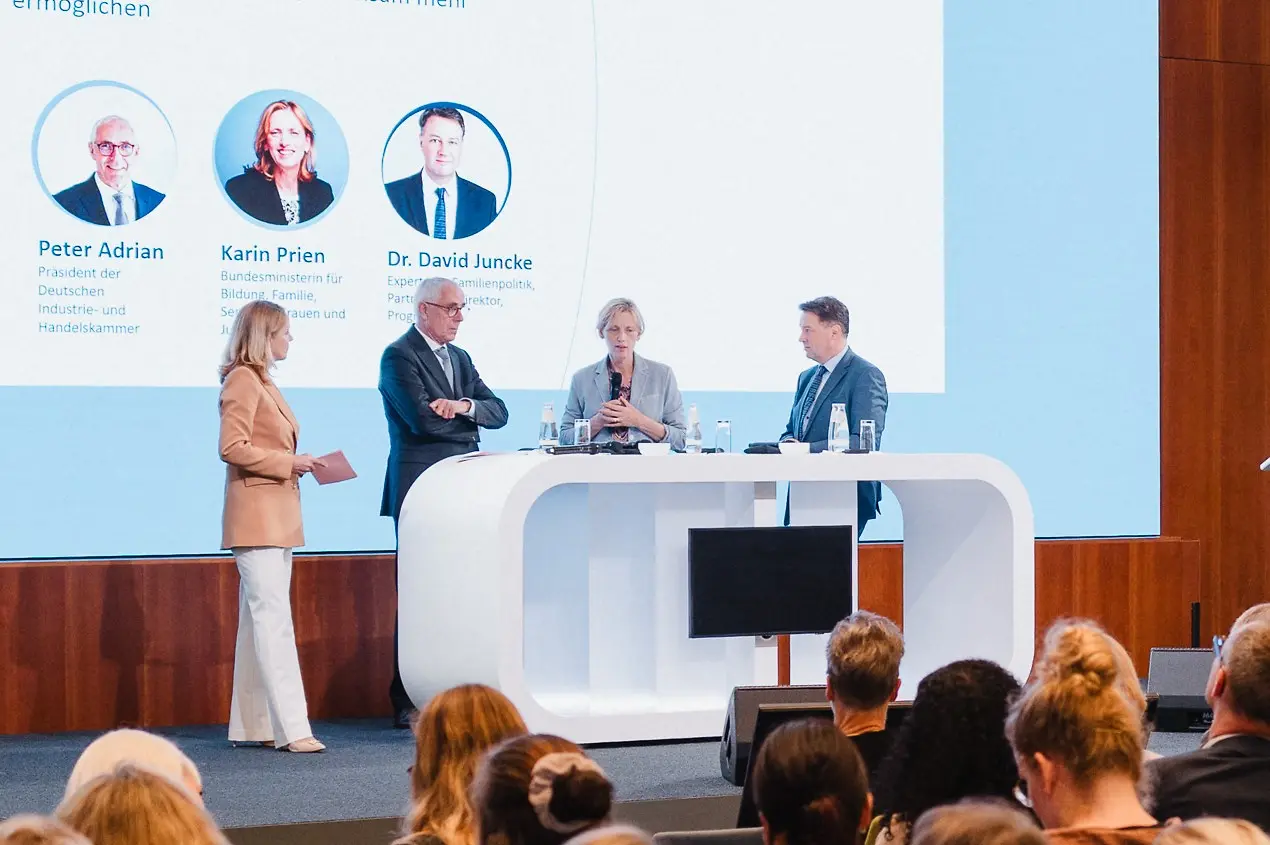 Vier Personen auf der Podiumsdiskussion.