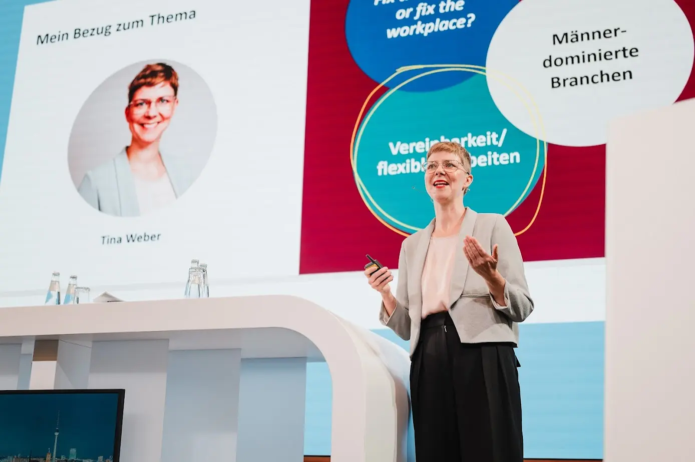 Eine Frau hält Vortrag