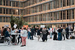 Mehrere Leute auf der Veranstaltung tauschen sich aus