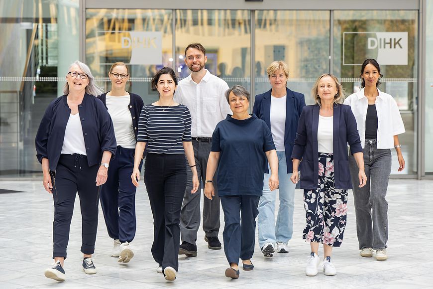 Zu sehen ist das Team von Netzwerkbüro, das aus acht Personen besteht