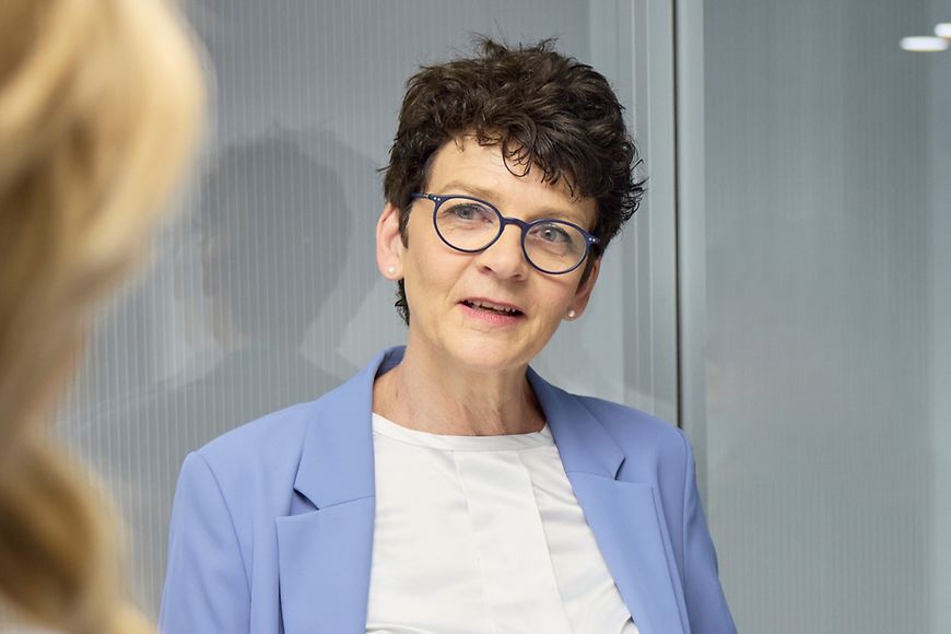 Zu sehen ist Sandra Groß von der KfW im Gespräch