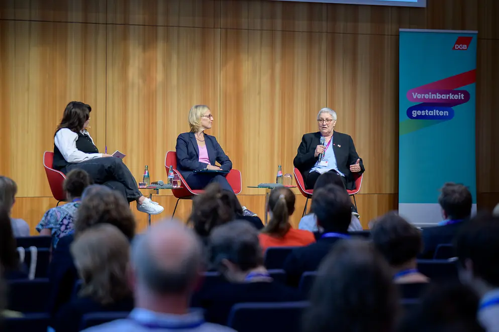 Podiumsdiskussion mit Linda Achtermann, Moderation, Almut Enderlein und Elke Hannack
